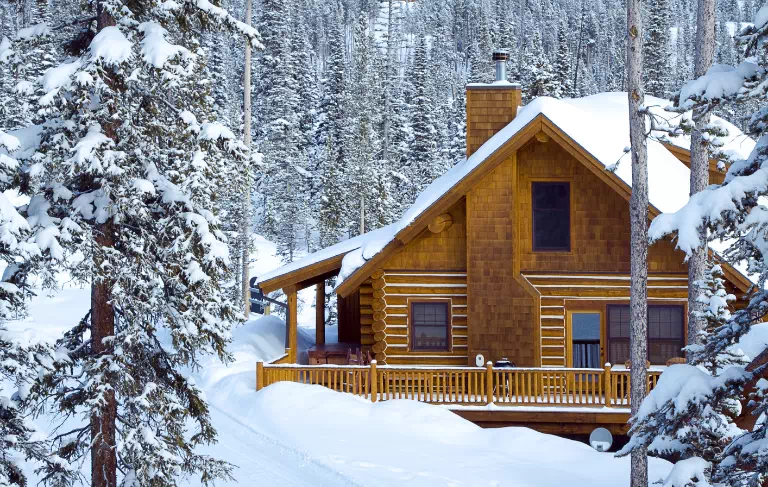 dom z drewna śnieg